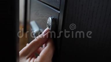 手打开保险柜的编码锁.. 4k. 慢动作。